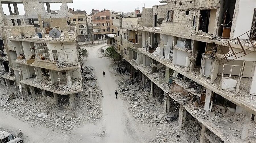 Suriye'de Doğu Guta'da 5 yıldır ablukaya direnen siviller, zorunlu tahliye anlaşması gereği evlerini terk ediyor. Anadolu Ajansı'nın havadan görüntülediği bölge, yıkılmış binalar, camiler ve tahrip olmuş yollardan ibaret.