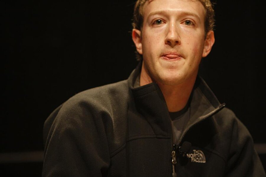 Mark Zuckerberg üst üste çıkan kullanıcı bilgileri çalındı iddialarını kabul etmesine rağmen görevine devam ediyor.