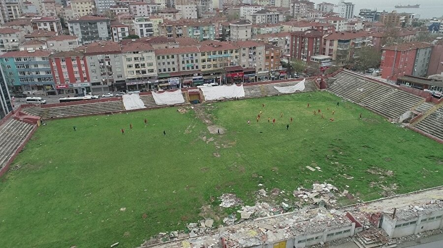 Kartal Stadyumu'nun bir kısmı belediye tarafından yıkıldı. 