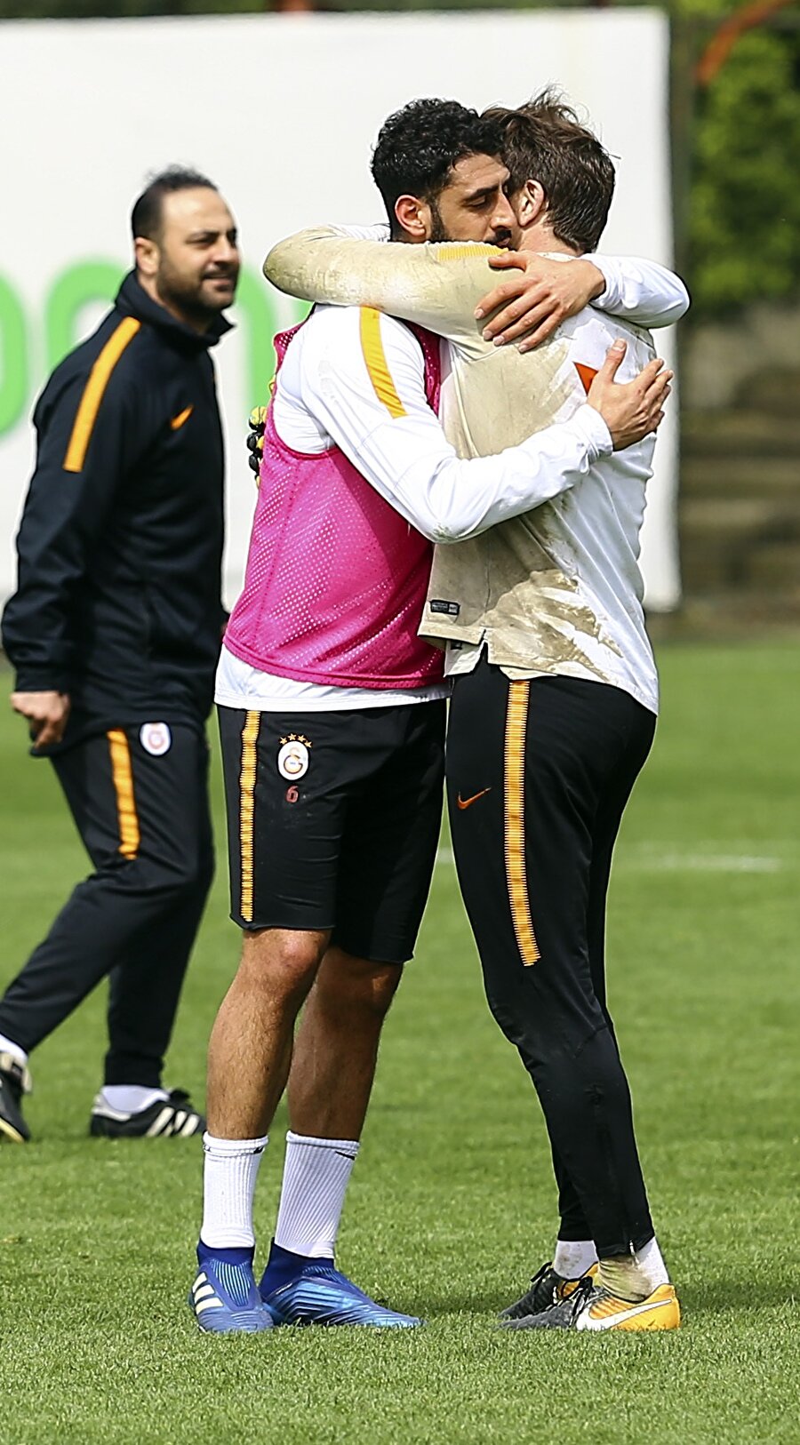 Antrenmandan sonra iki futbolcu barıştı. (Fotoğraf: AA)