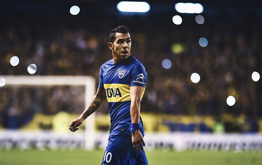 Kardeşi için cezaevinde maç oynayan Tevez sakatlandı.