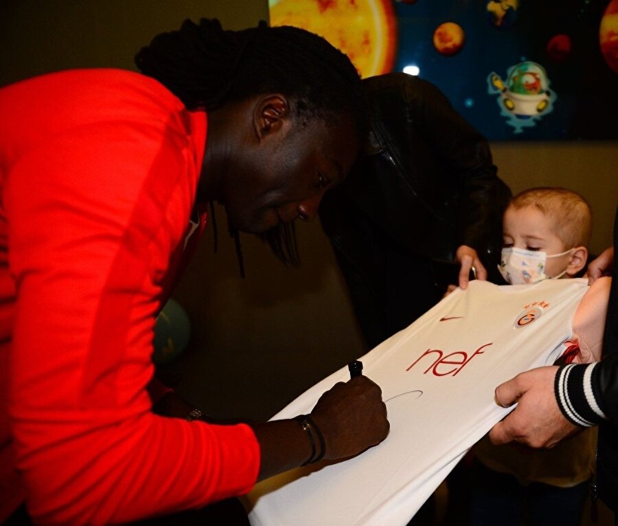 Gomis küçük hayranlarına moral oldu.