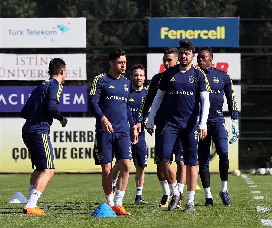 Fenerbahçe yönetimi, futbolculara 'maçlara odaklanın' mesajı gönderdi.