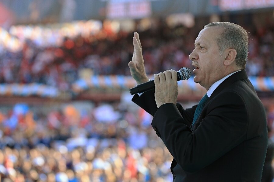 Antakya Atatürk Stadı’nda vatandaşlarla hitap eden Cumhurbaşkanı Erdoğan, önceki referandumda Hatay’dan yüzde 46 ’evet oyu’ çıktığını hatırlatarak, bu oranın Türkiye ortalamasının altında kaldığını ve daha gayretli çalışılması gerektiğini kaydetti.