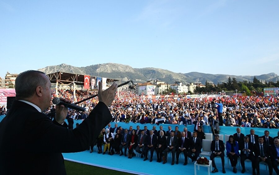 Cumhurbaşkanı Erdoğan, 2019 seçimlerine yönelik ise, “Her eve girmeye, her gönüle dokunmaya hazır mıyız? Kasım ayındaki cumhurbaşkanlığı ve milletvekili seçimine kadar bu coşkuyu ve kararlılığı sürdürmenizi istiyorum” ifadelerini kullandı.