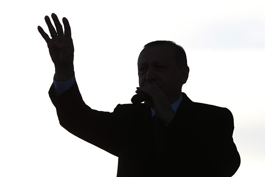 Tel-Rıfat ve diğer bölgelerin teröristlerden temizlendiğine vurgu yapan Cumhurbaşkanı Erdoğan, terör örgütü mensuplarının tek çaresinin teslim olmak olduğunu kaydetti.
