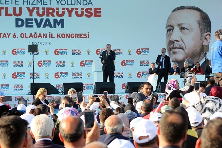 Cumhurbaşkanı Erdoğan, Zeytin Dalı Harekatı’nda Türk Silahlı Kuvvetleri’nin 52, ÖSO’nun ise 326 şehidi olduğunu kaydederek, çukur eylemlerini hatırlattı ve “Böyle bir ihaneti nasıl unutabiliriz” dedi.