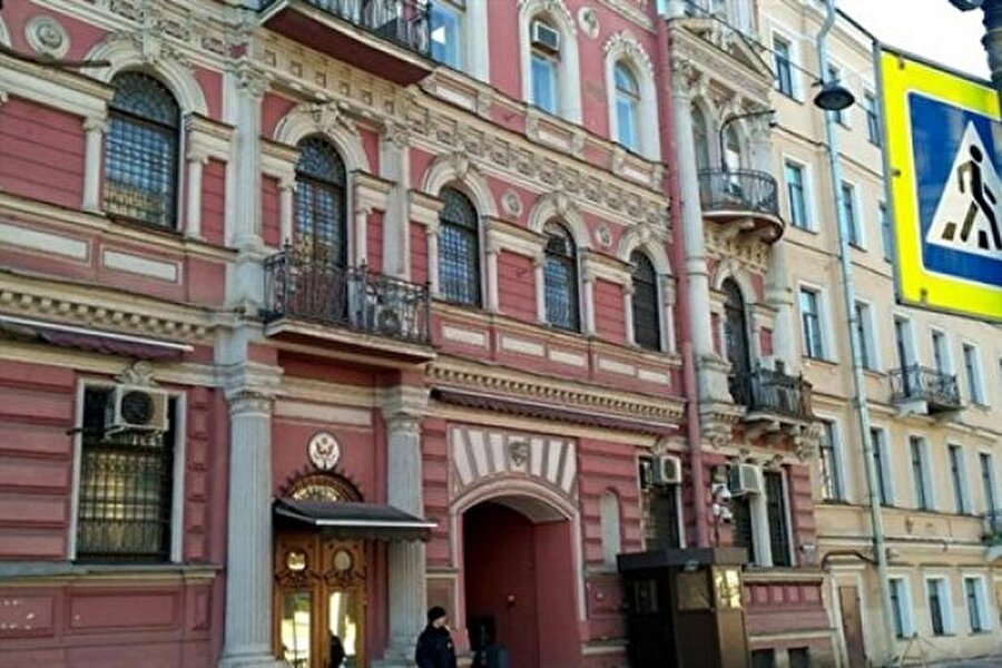 Rus diplomatlar ve aileleri de Rusya'nın Washington Büyükelçiliği'nden ayrıldı. 