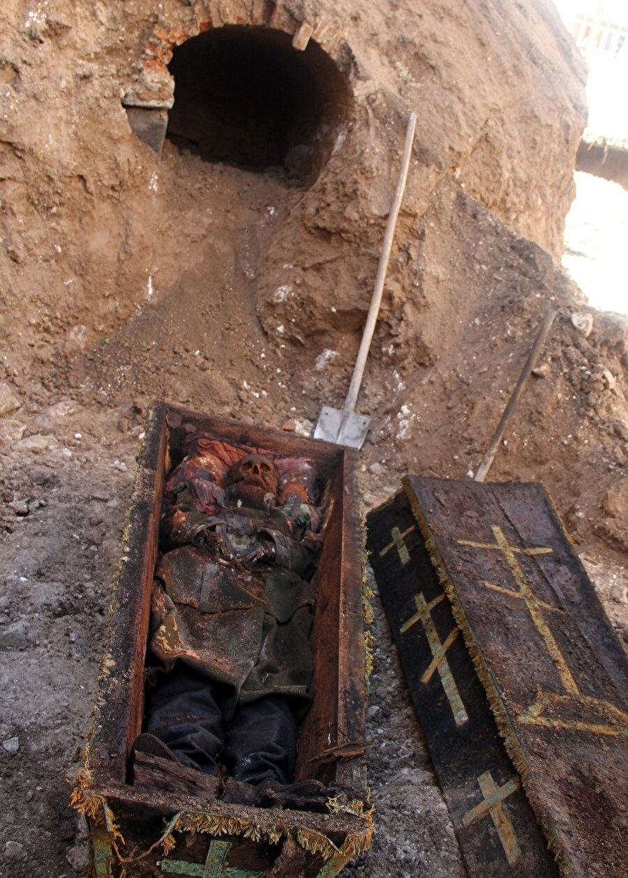 Ardahan'da bir inşaat kazısı sırasında bulunan bir tabut Türkiye'nin gündemine oturdu. 