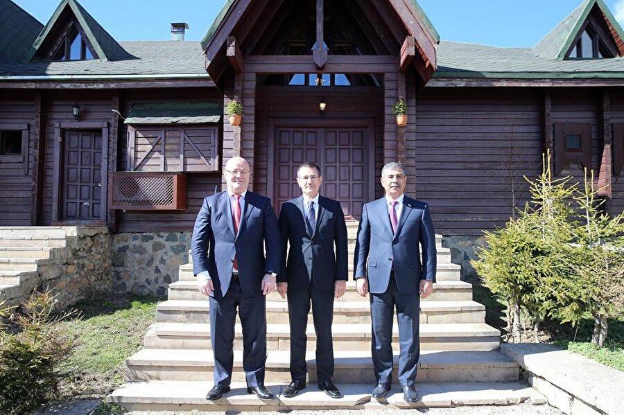 6. Türkiye, Azerbaycan ve Gürcistan Savunma Bakanları Toplantısı Giresun'da Koçkayası mevkiindeki Birun Kümbet Dağ Evleri'nde yapıldı. Toplantıya Milli Savunma Bakanı Nurettin Canikli (ortada), Azerbaycan Savunma Bakanı Zakir Hasanov (sağda) ile Gürcistan Savunma Bakanı Levan İzoria (solda) katıldı.