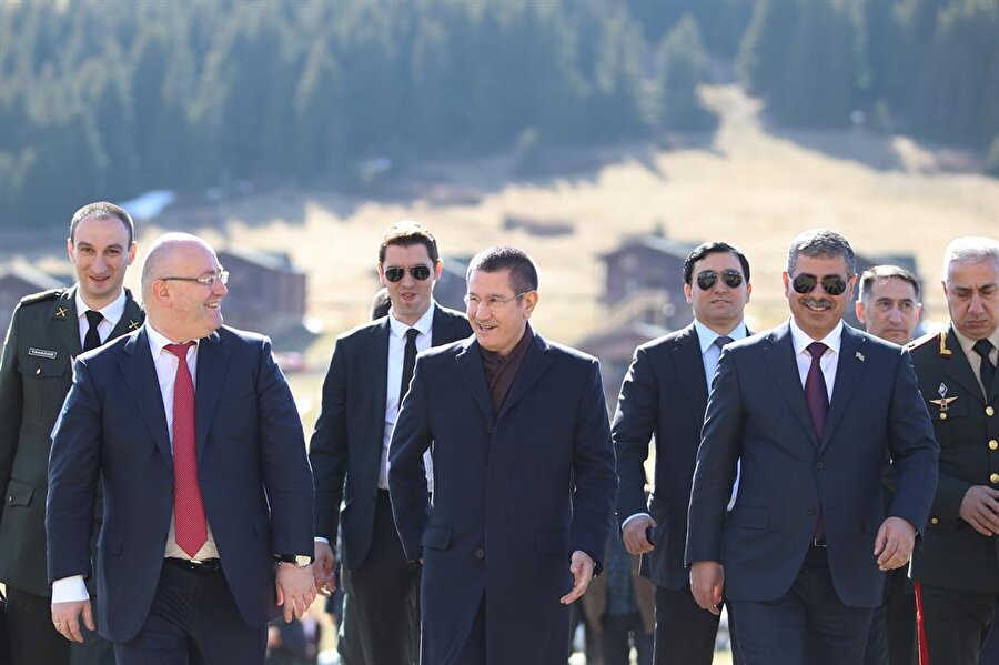Milli Savunma Bakanı Nurettin Canikli toplantıya ev sahipliği yaparken, konuk Azerbaycan Savunma Bakanı Zakir Hasanov ile Gürcistan Savunma Bakanı Levan İzoria zirve öncesi yaylayı gezdi.