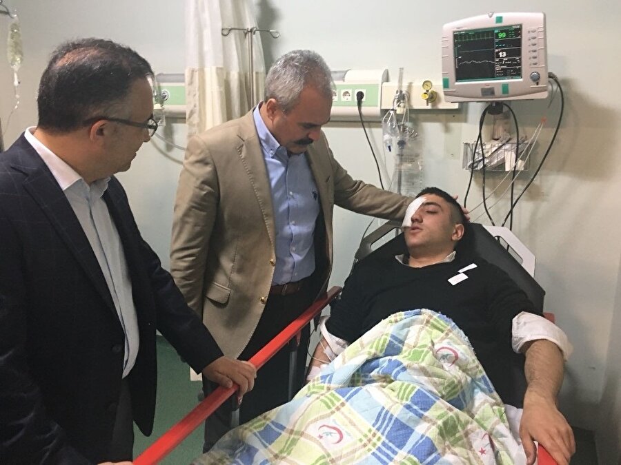 Karabük Valisi Kemal Çeber ve AK Parti Karabük Milletvekili Burhanettin Uysal hastaneye gelerek yaralıları ziyaret etti.