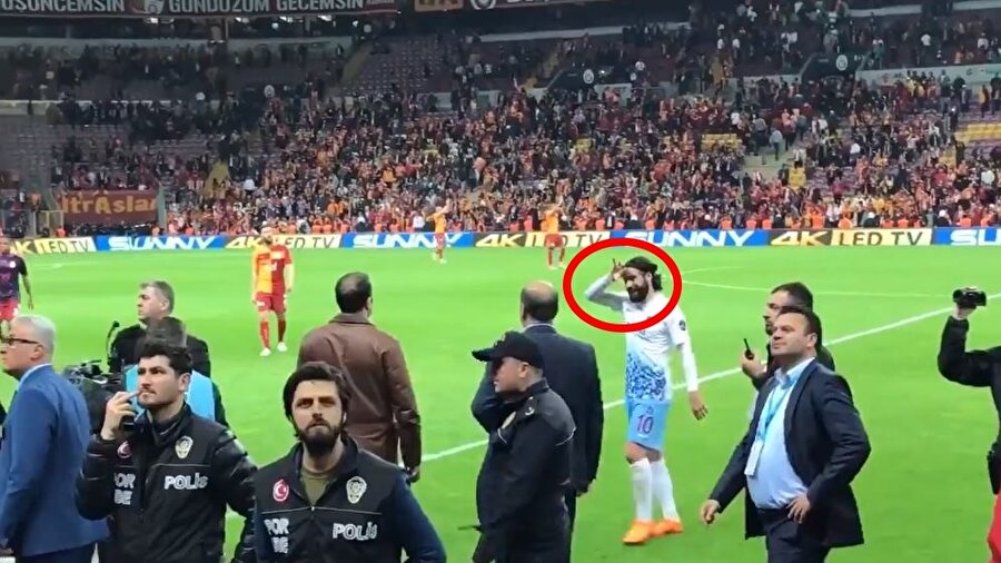 Olcay Şahan, sarı kırmızılı tribünlere "Kartal Pençesi" yaptı.