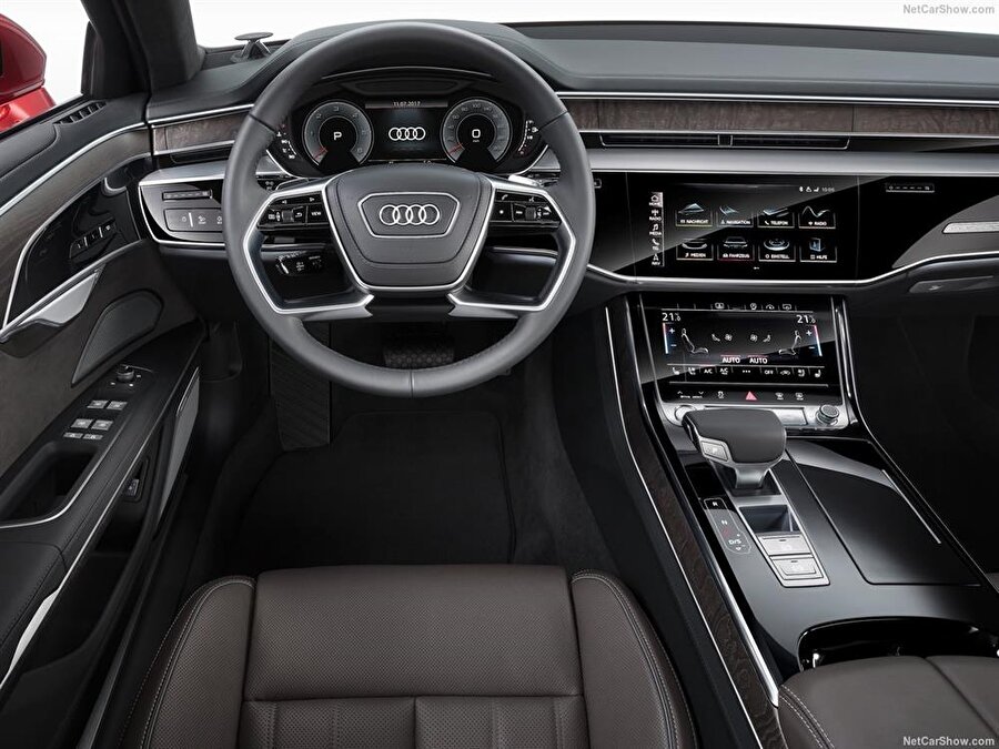 Yeni Audi A8'in iç donanımı. 