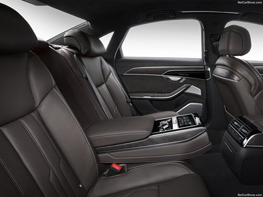 Audi A8'in arka koltuk kısmındaki teknik özellikler jüriden yüksek not almayı başardı. 