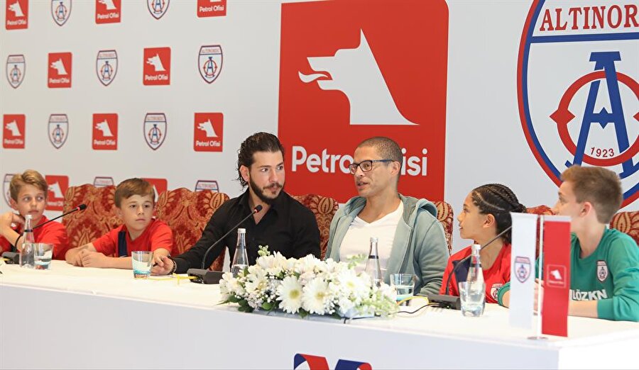 Alex ile yan yana gelen genç futbolcuların heyecanları gözlerinden okunuyordu.