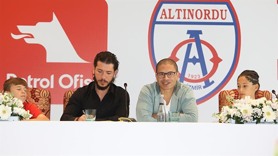 Yarının futbol yıldızları, Alex'in ağzından çıkan her sözü adeta zihinlerine kaydetti.