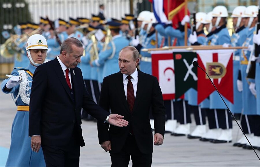 Cumhurbaşkanı Recep Tayyip Erdoğan, Rusya Devlet Başkanı Vladimir Putin’i Cumhurbaşkanlığı Külliyesi’nde resmi törenle karşıladı.