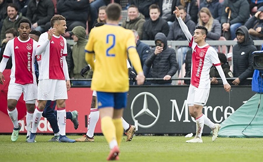 2003 doğumlu olan Naci Ünivar, 8 yaşından itibaren Ajax altyapısında forma giyiyor. Ünivar, Hollanda U15 Milli Takımı formasını da 6 kez giyme başarısı gösterdi