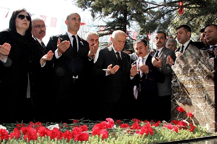 MHP’nin Kurucu Genel Başkanı Alparslan Türkeş’in vefatının 21. yılı nedeniyle Beştepe’deki anıt mezarında tören düzenlendi.
