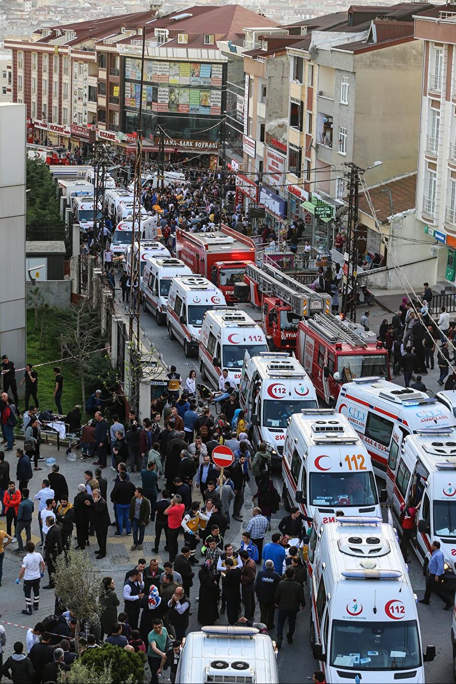 İhbar üzerine İstanbul'un çok sayıda ilçesinden itfaiye ekipleri olay yerine gönderildi.