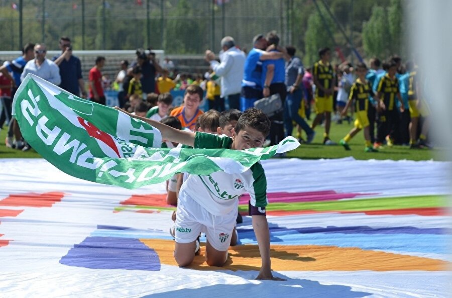 Gençler sahne alıyor.