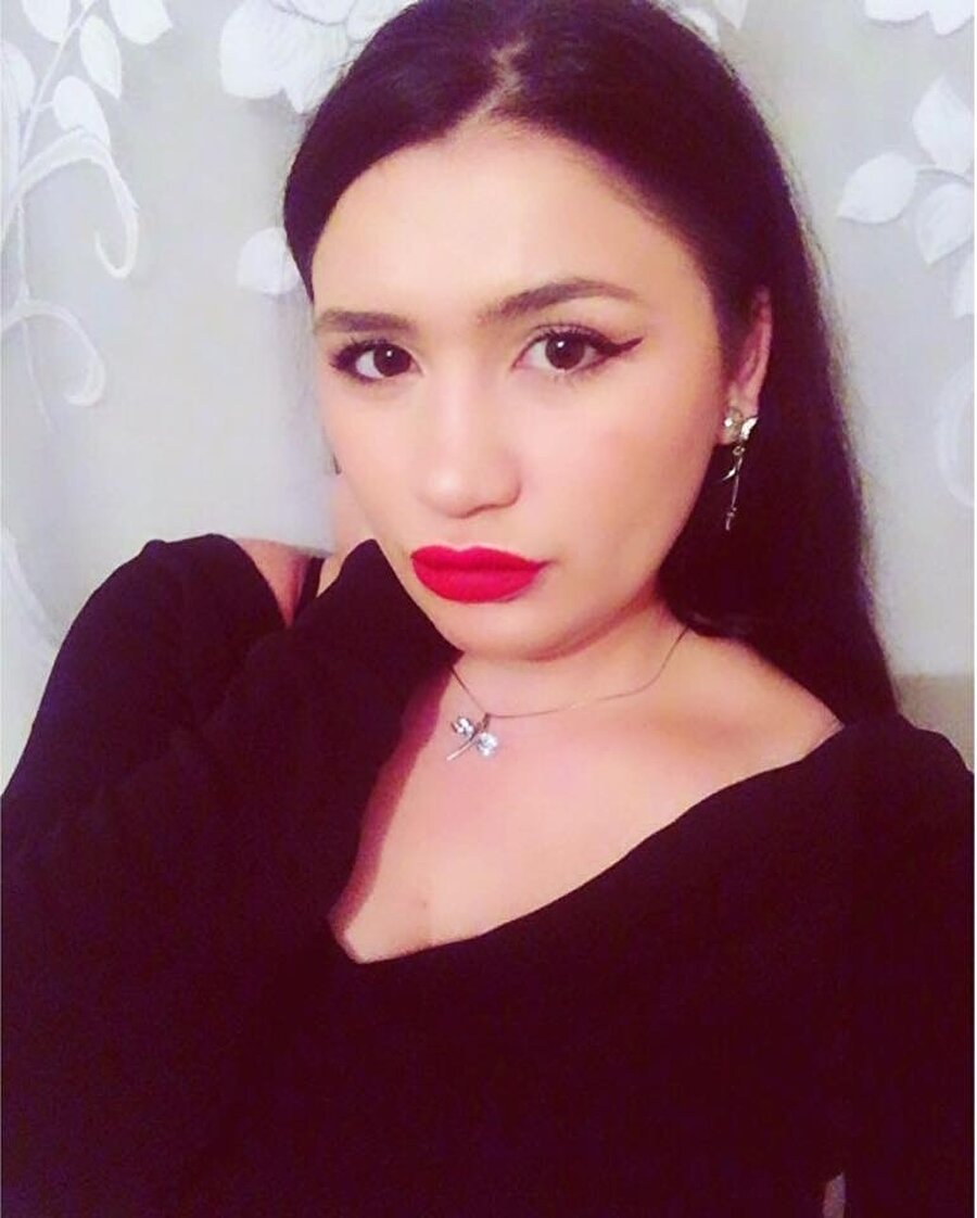 Kliniği tadilatta olduğu için işlemi evde yapacağını söyleyen kuaför, 12 Nisan Çarşamba günü hemşire Merve Keleş’e operasyonu yaptı. Operasyondan hemen sonra dudakları şişmeye başlayan ve dudaklarını kaybetme ile karşı karşıya kalan Merve Keleş hastaneye başvurdu.