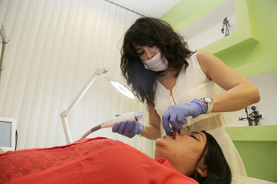 Kendisini doktor olarak tanıtan bayan kuaförüne dudak silikonu yaptırdıktan sonra dudaklarını kaybetme riskiyle karşı karşıya kalan hemşire Merve Keleş’in dudakları Adana’da bir doktor tarafından uygulanan tedavi yöntemiyle eski haline döndü.