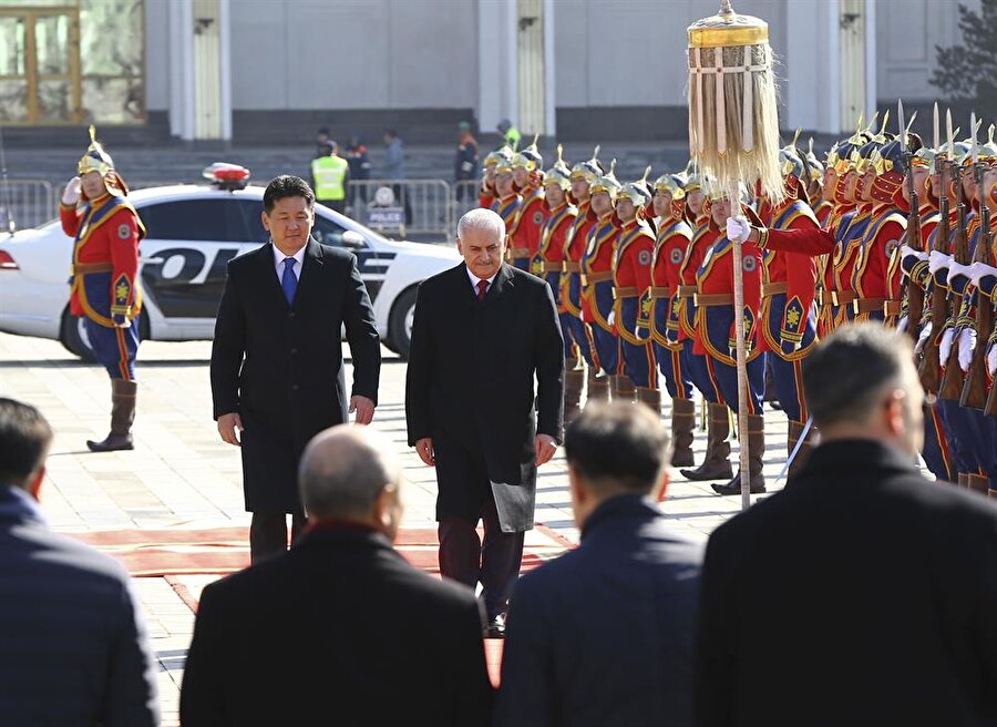 Moğolistan'ın başkenti Ulanbator'a gelen Başbakan Binali Yıldırım, Moğolistan Dışişleri Bakanı Tsogtbaatar Damdin ve Türkiye'nin Ulanbator Büyükelçisi Ahmet Yazal tarafından karşılandı.