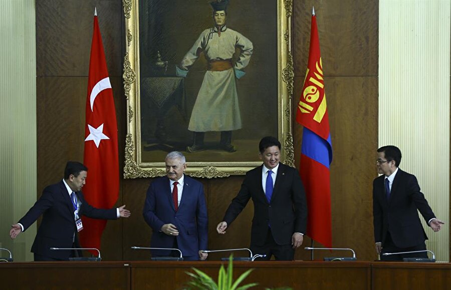 Devlet Ulusal Yönetim Akademisi'ni ziyaret edecek Yıldırım, burada Türk İşbirliği ve Koordinasyon Ajansı Başkanlığının (TİKA) Moğolistan'daki projelerinin toplu açılış ve fahri doktora tevdi törenine katılacak.