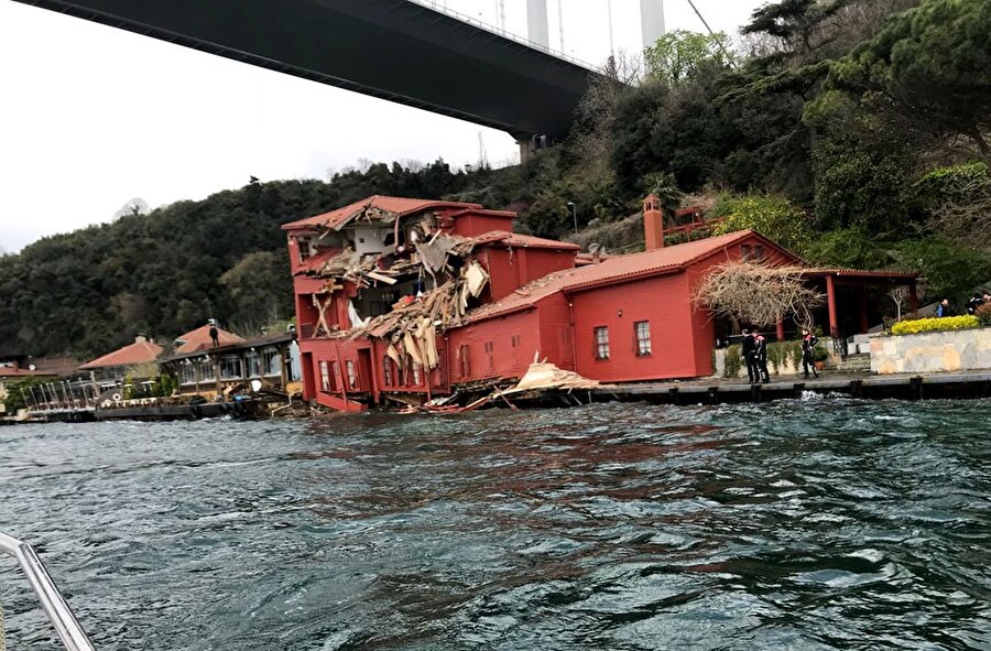 İstanbul Boğazı'nda bir tanker, Fatih Sultan Mehmet Köprüsü altında kıyıdaki yalıya çarptı.