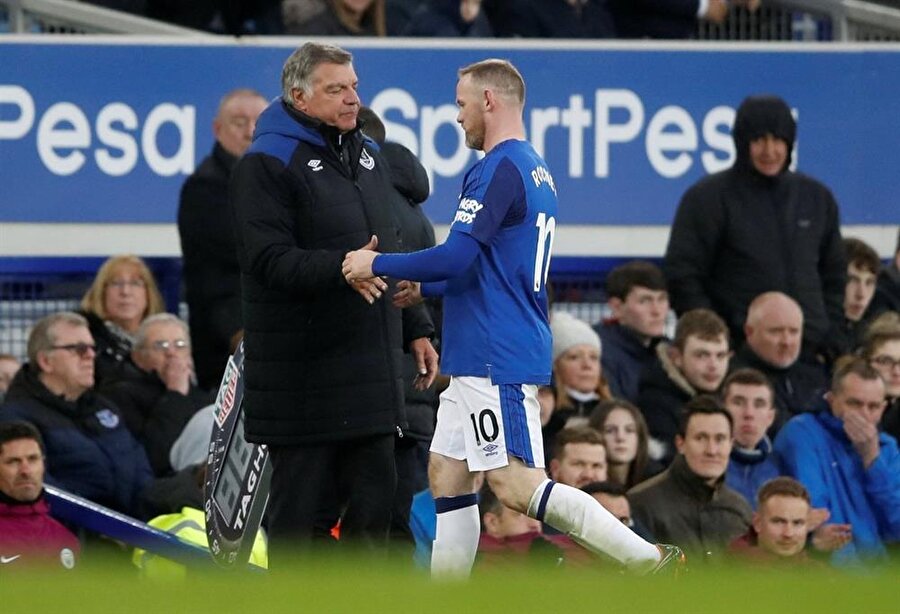 Rooney, oyundan çıkarken hocasının elini sıkmadı.