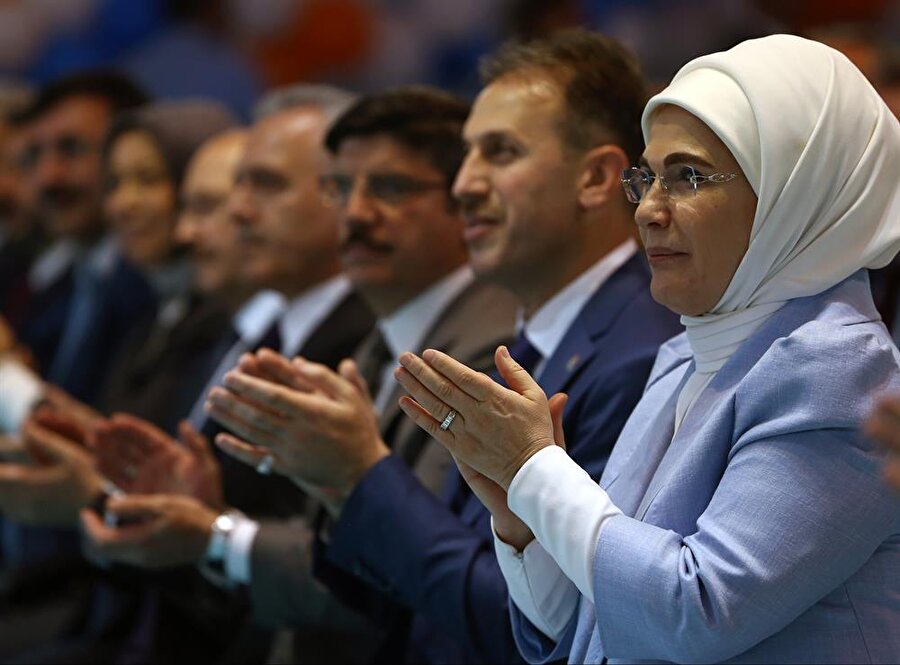 Cumhurbaşkanı Erdoğan'ı dinlyenler arasında eşi Emine Erdoğan'da vardı.