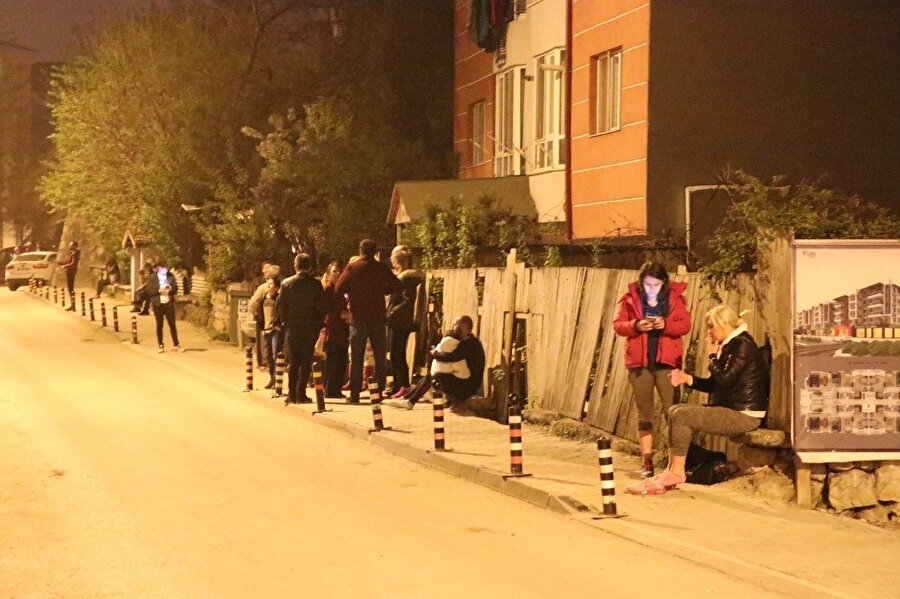 4.9 şiddetindeki deprem nedeniyle Bolu’da vatandaşlar sokağa döküldü.