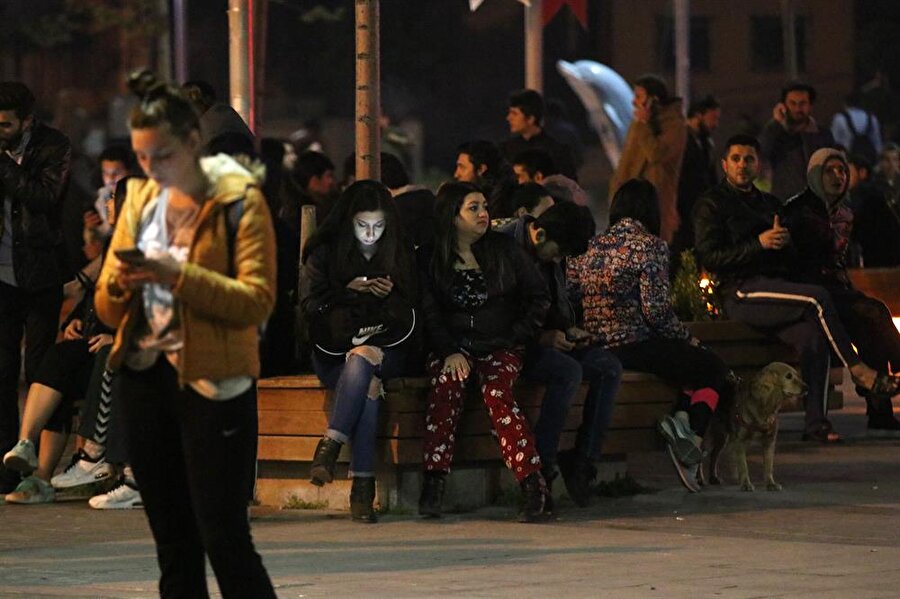 4.9 şiddetindeki deprem nedeniyle Bolu’da vatandaşlar sokağa döküldü.