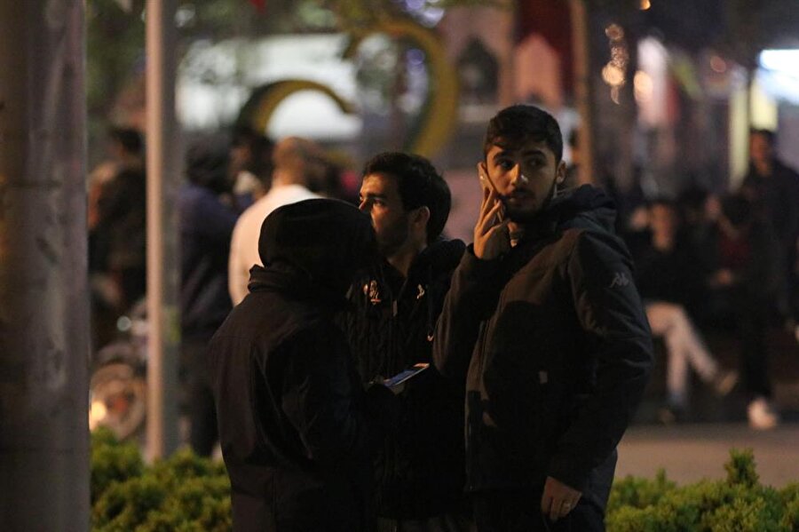 4.9 şiddetindeki deprem nedeniyle Bolu’da vatandaşlar sokağa döküldü.