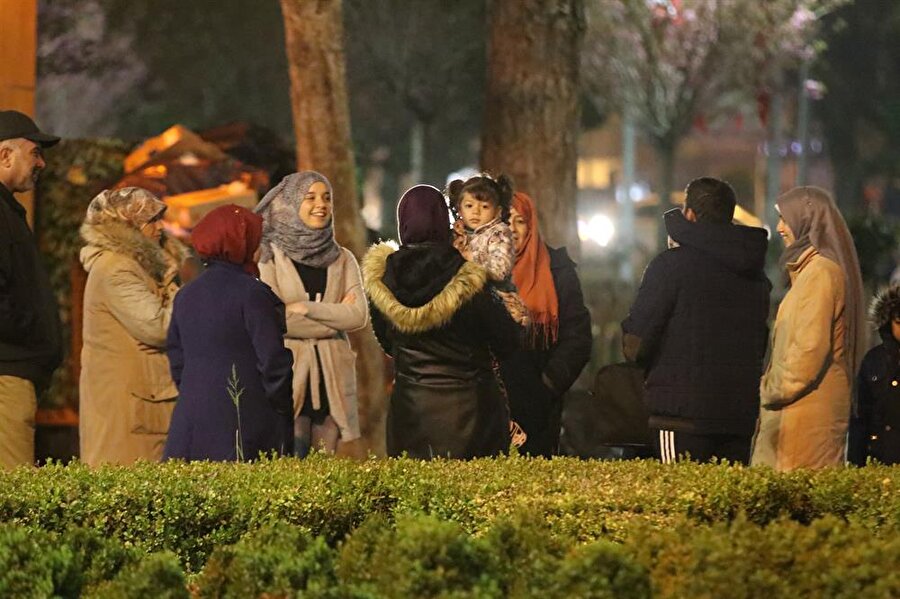 4.9 şiddetindeki deprem nedeniyle Bolu’da vatandaşlar sokağa döküldü.