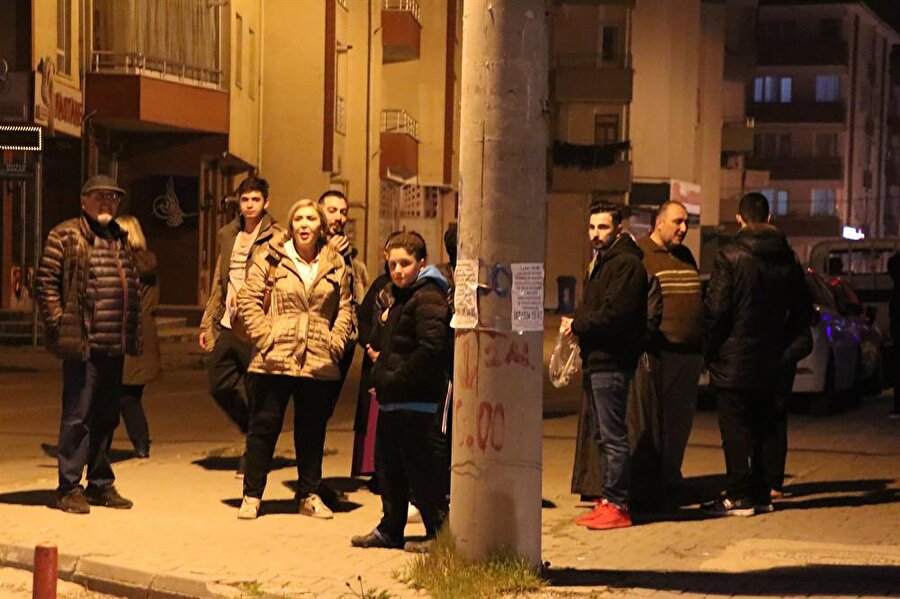 4.9 şiddetindeki deprem nedeniyle Bolu’da vatandaşlar sokağa döküldü.