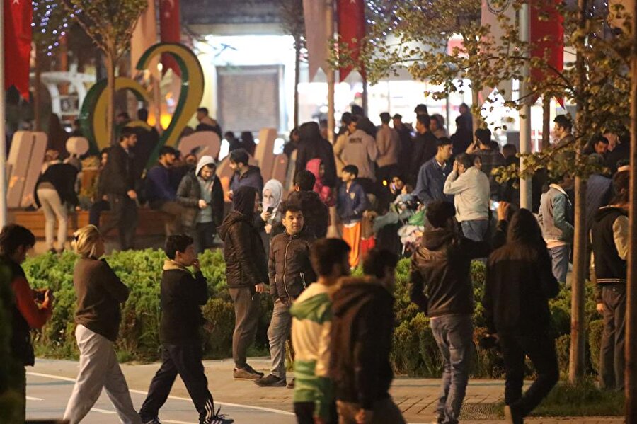 4.9 şiddetindeki deprem nedeniyle Bolu’da vatandaşlar sokağa döküldü.