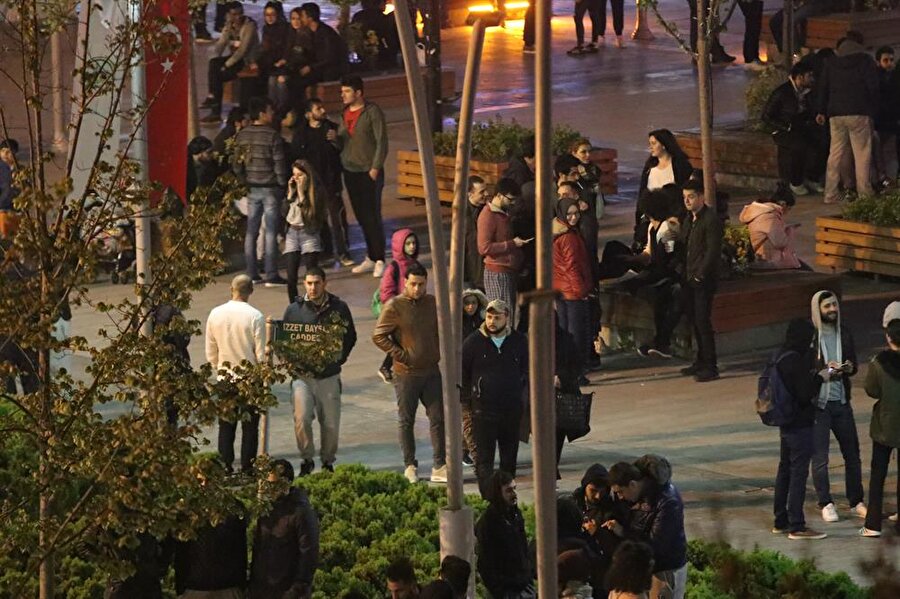 4.9 şiddetindeki deprem nedeniyle Bolu’da vatandaşlar sokağa döküldü.