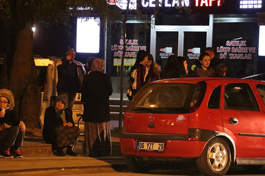 4.9 şiddetindeki deprem nedeniyle Bolu’da vatandaşlar sokağa döküldü.