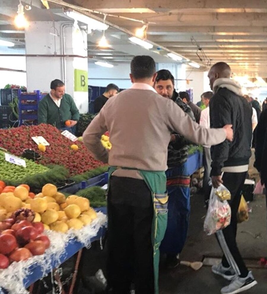 Cumartesi günü cezası nedeniyle Göztepe karşılaşmasında oynamayan Atiba, pazardan patlıcan, domates ve biber aldı.