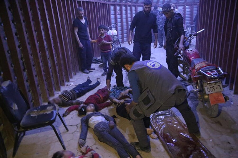 Doğu Guta'daki Sivil Savunma (Beyaz Baretliler) ekiplerinin sosyal medya hesaplarında paylaştığı bilgiye göre, Esad rejiminin, Doğu Guta'da muhaliflerin kontrolündeki son nokta olan Duma ilçesinde sivil yerleşimlere düzenlediği kimyasal silah saldırısında 80 sivil öldü, yüzlerce sivil gazdan etkilendi.