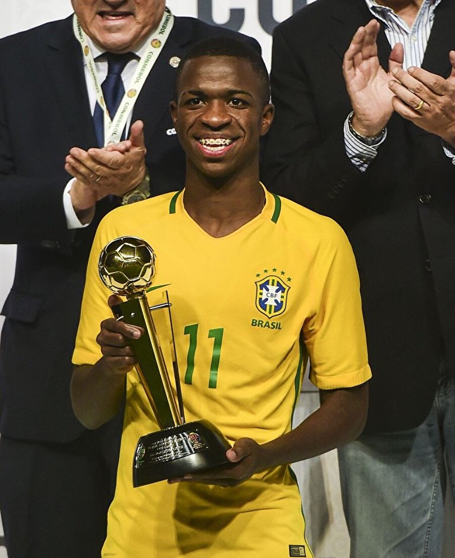 Vinicius Junior, Brezilya U17 takımı forması altında 15 maça çıkıp 12 gol attı.