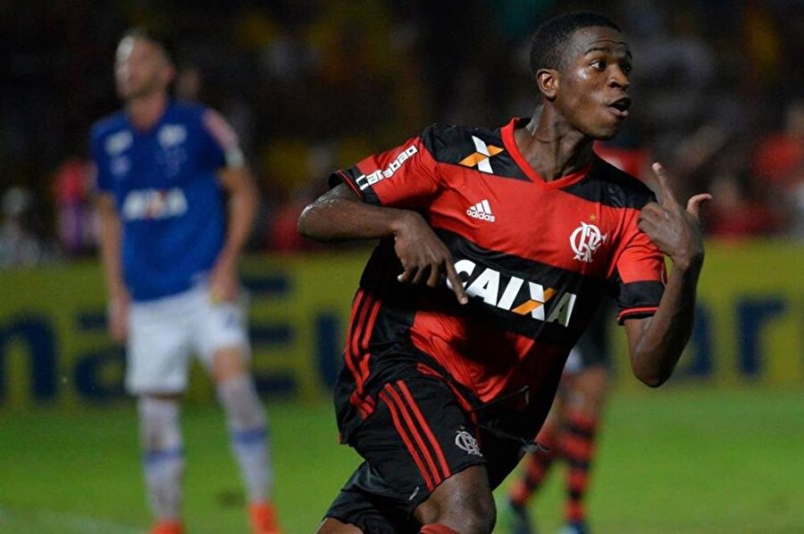 Vinicius Junior sergilediği performansla ülkesinde manşetleri süslüyor. 