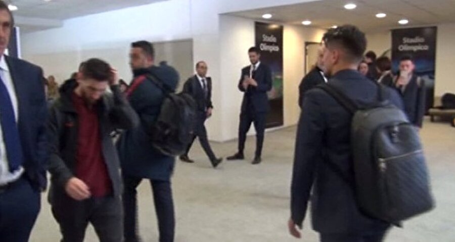 Maçtan sonra oldukça üzgün olduğu görülen Messi, stadyumdan başı eğik şekilde ayrıldı.