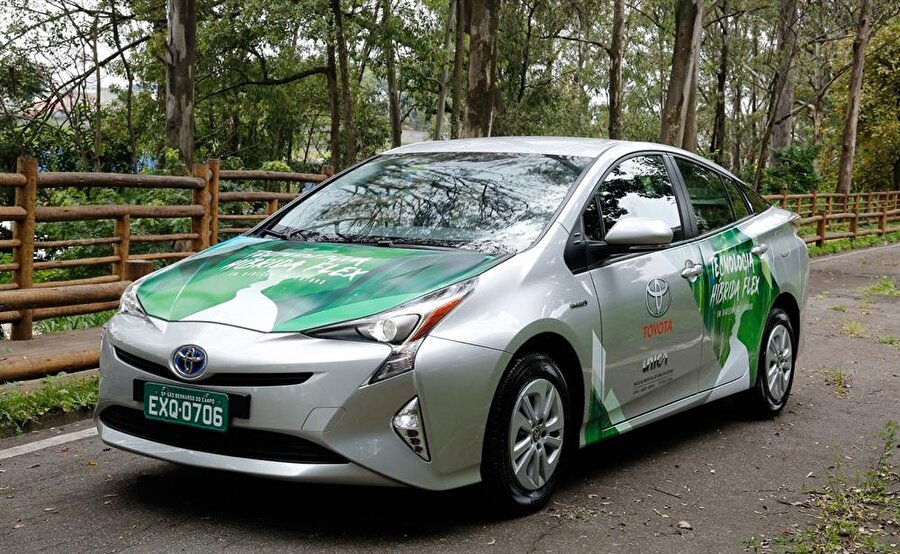 Bu yeni yakıt sistemi aynı zamanda Toyota’nın kendini kanıtlamış hibrit sistemi tarafından destekleniyor.