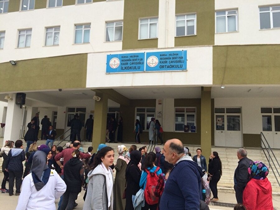 Polis memuru olduğu öğrenilen veli, tartıştığı okul müdürü ile öğretmeni silahla vurdu.