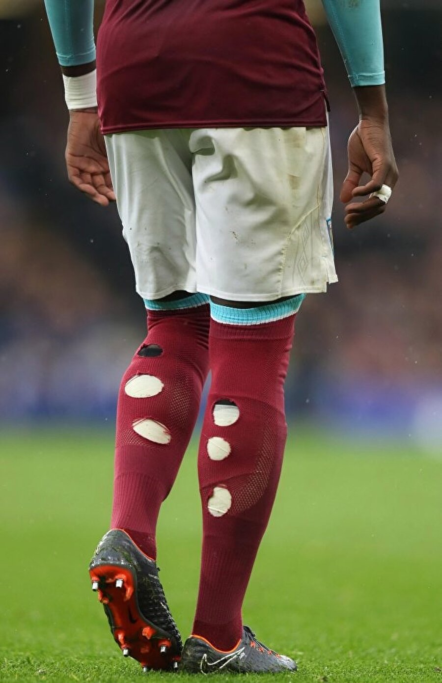  West Ham forması giyen Masuaku da çoraplarını kesiyor.
