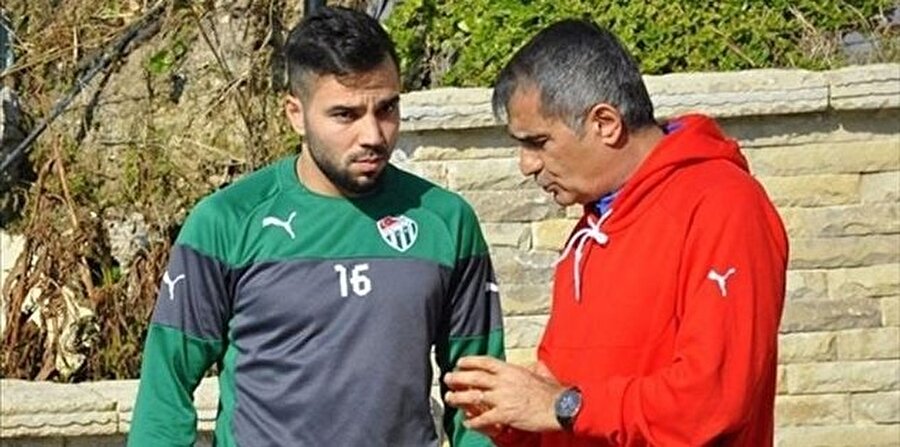 Milli futbolcunun Şenol Güneş ile görüşerek Beşiktaş'a gelmek istediğini belirttiği iddia edildi.